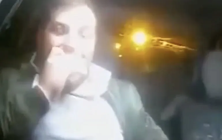 Dronken bestuurder vreet stiekem zijn rijbewijs op