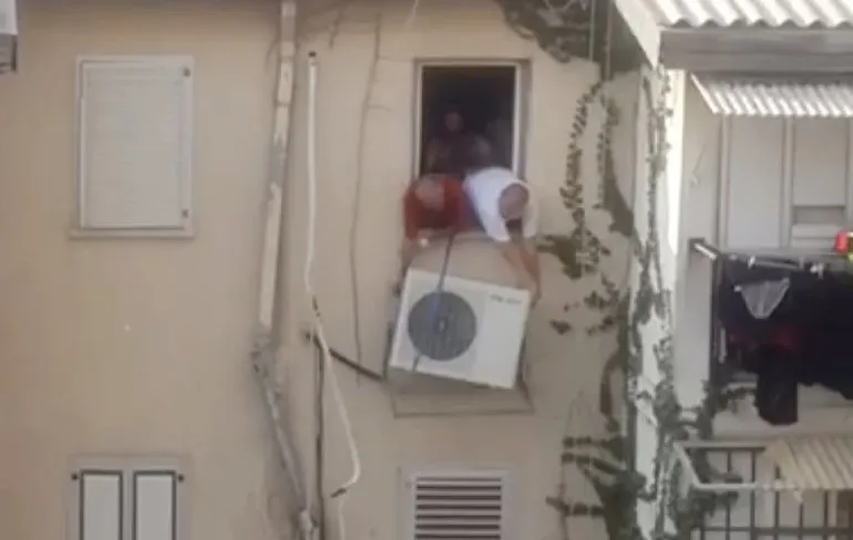 Peppi en Kokki hangen even een airco op