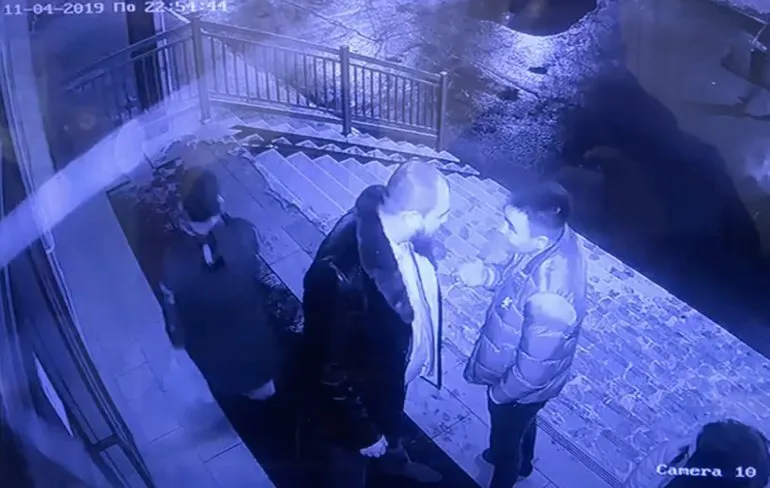 Grote gast maakt kennis met jongen die kan boksen