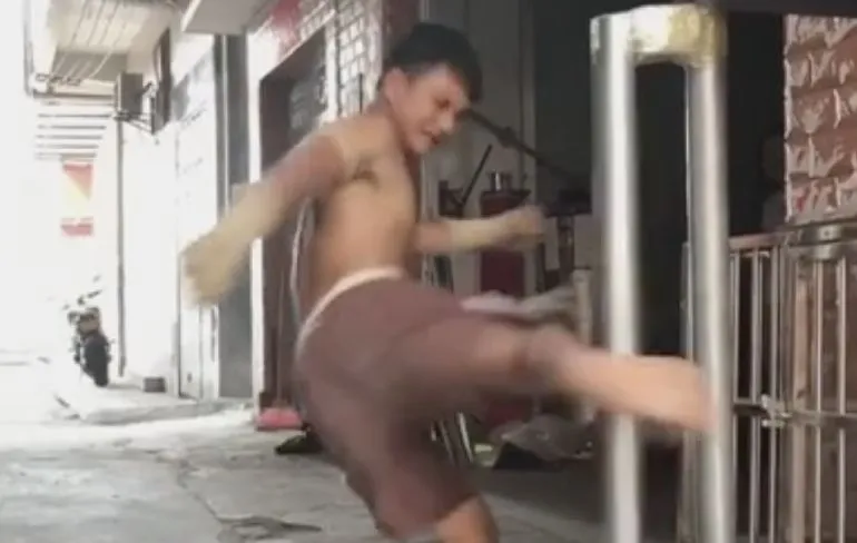 Thai laat zien wat hij met zijn scheenbeen kan