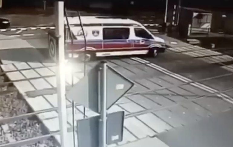 Poolse ambulance in de problemen op spoorwegovergang