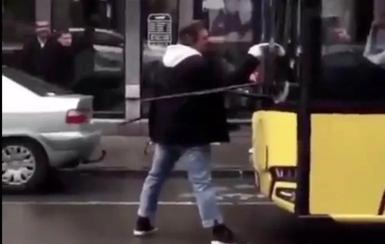 Gast in Luik stopt bus en zingt een liedje van Michael Jackson