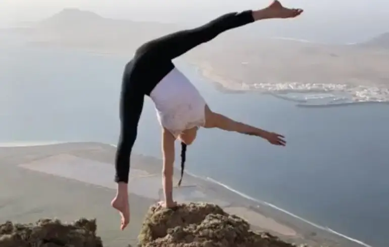 Van deze dame in yoga broek worden we wel een beetje nerveus