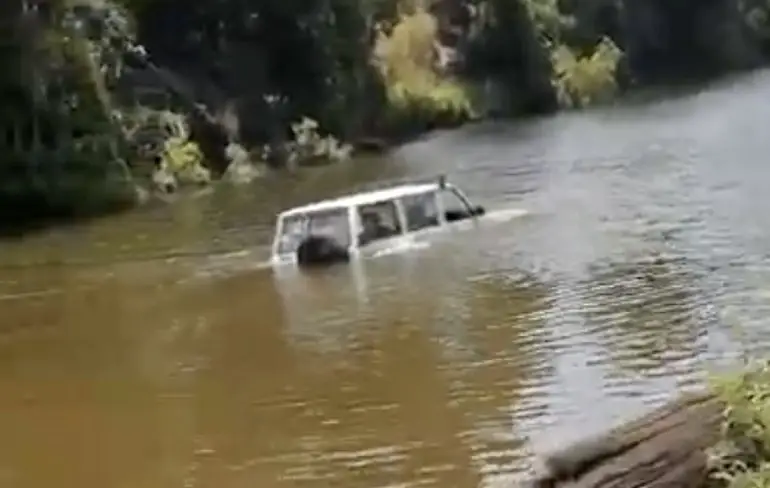 Aussie geeft binnenkant van zijn auto een echt Aussie wasbeurt