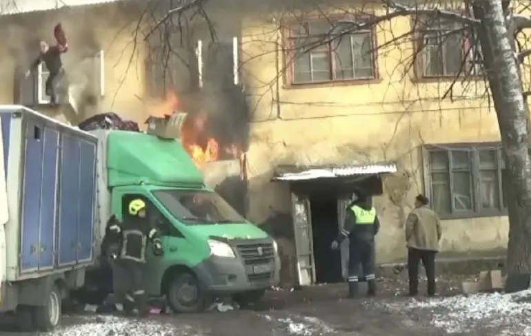 Rus heeft geen ladder nodig en gaat pand uit via bestelwagentje