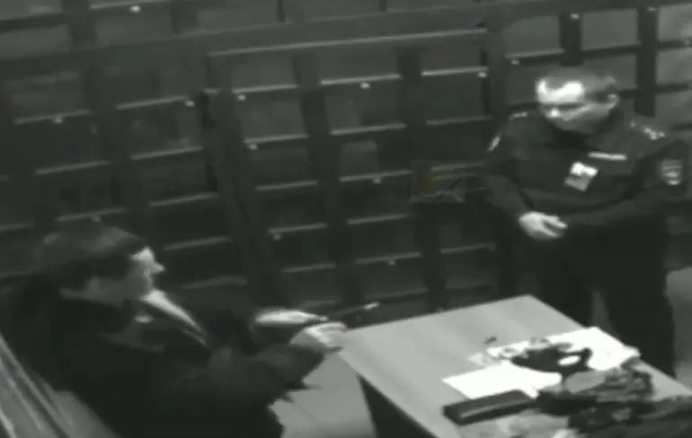 Agent komt heel goed weg na vastlopen vuurwapen