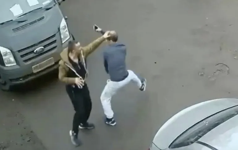 Becky Crocker doet mee aan shoppen in string uitdaging