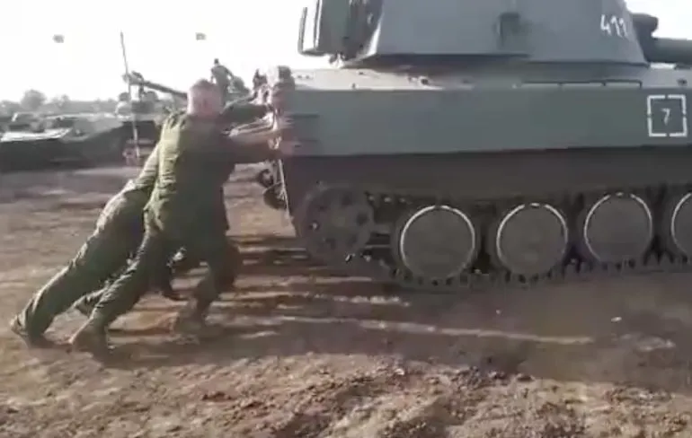 In Rusland duwen ze een tank gewoon aan