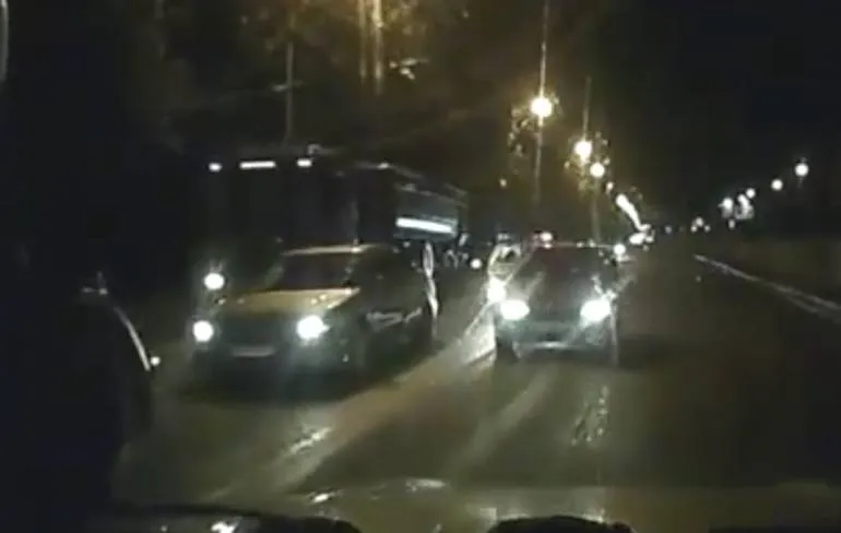 Instant karma tijdens het file ontwijken