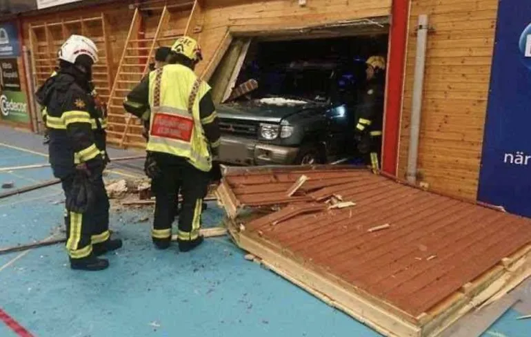 Poging tot aanslag of dronken dwaas rijdt Zweedse sporthal binnen