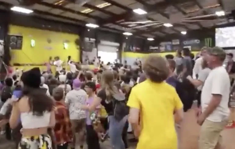 Joh, skate decks het publiek in slingeren is geen goed idee