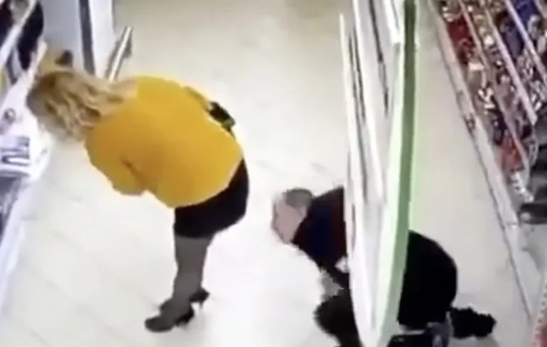 Creepy gast doet wat creepy gasten doen