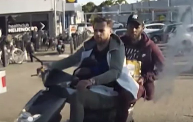 Laffe sukkels op een scooter in Arnhem gezocht