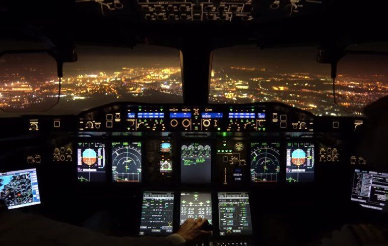 Kijkje in de cockpit van een A380 tijdens landing op Charles de Gaulle