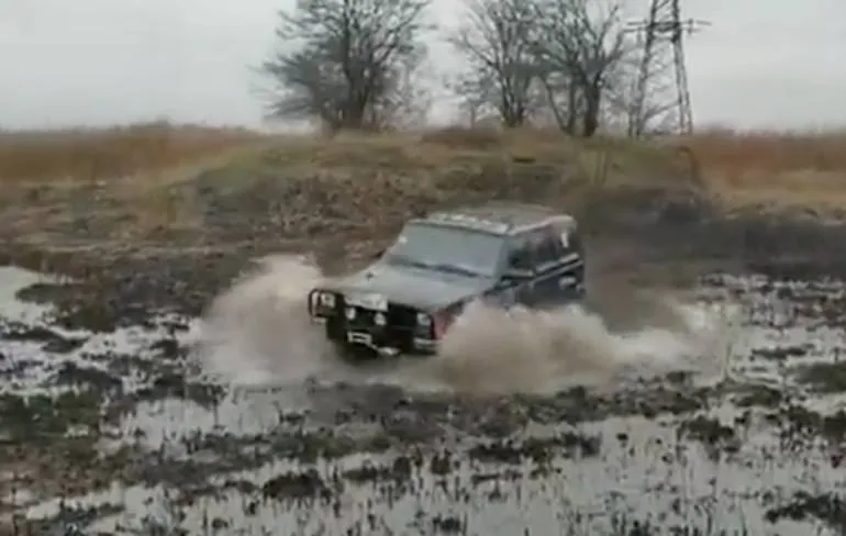 Oeps momentje tijdens het land omploegen met een 4x4