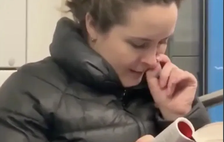 Mevrouw voelt zich wel heel erg thuis in de metro