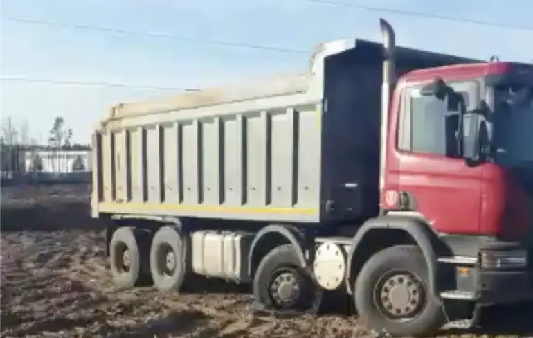 Vrachtwagen en hoogspanningskabel maken een slachtoffer