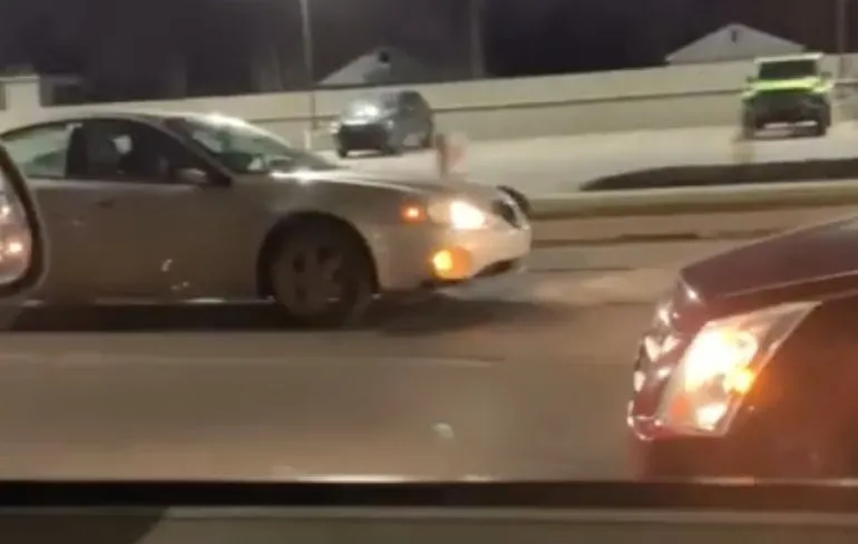 Lekker gassen in z’n achteruit op 8 Mile