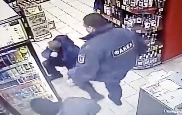 CCTV laat zien hoe beveiliger volledig buiten zijn boekje gaat