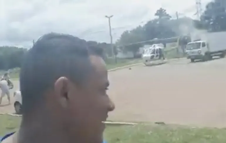 Filmer van heli en busje crash krijgt ongevraagd souvenirtje