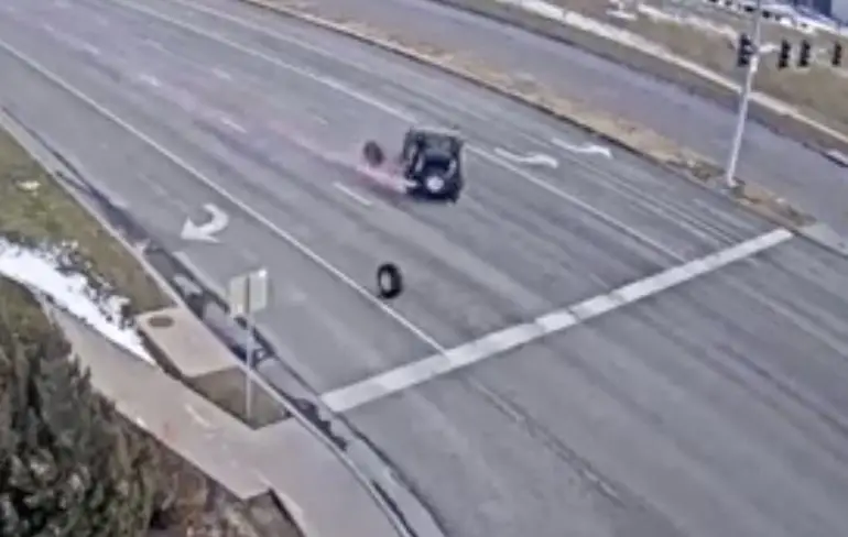 Jeep die wielen afvuurt in het verkeer
