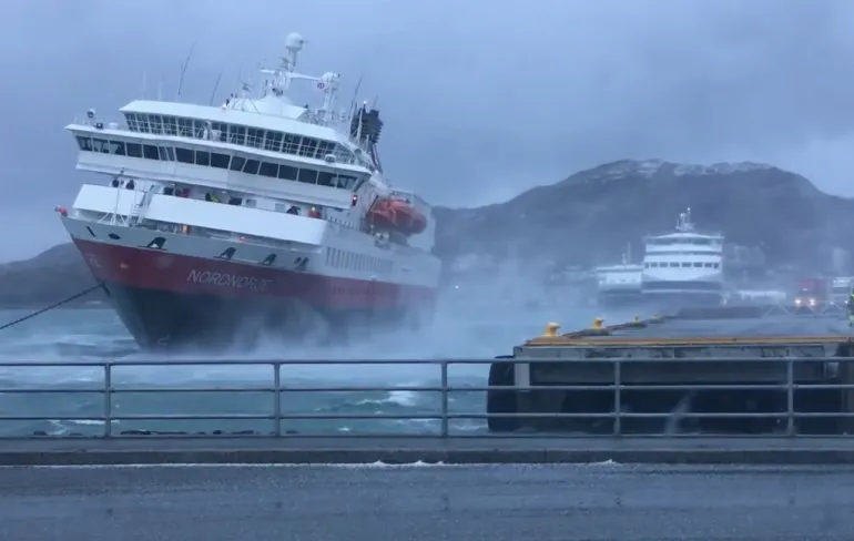 Kapitein moest even aan de bak in Noorwegen