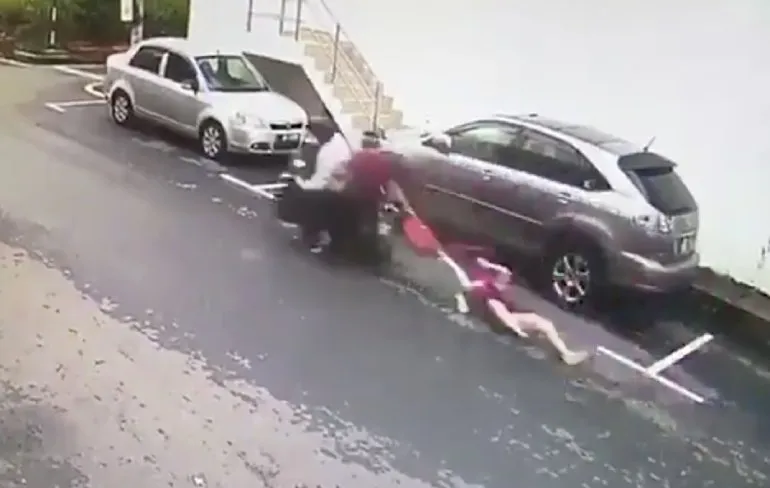 Dame in Maleisië laat handtasje mooi niet stelen