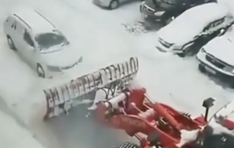 Sneeuwschuiver maakt werk van verkeerd parkeerder