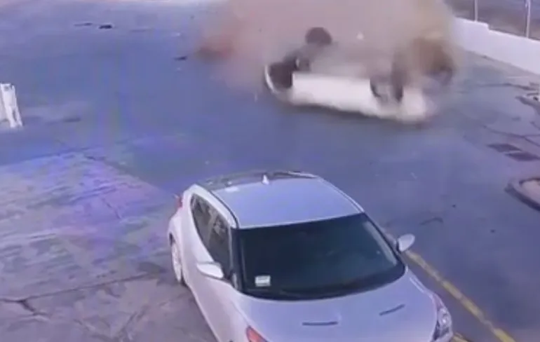 Dame parkeert auto wel heel rigoureus bij tankstation