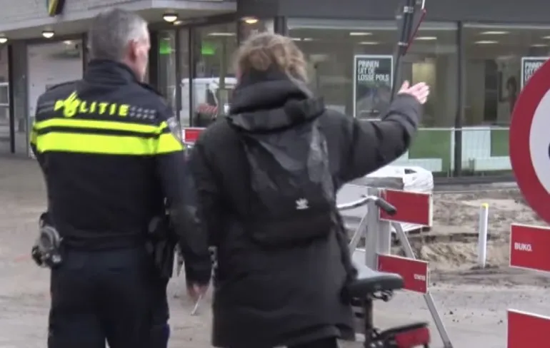 Gewoon een goed gesprek tussen agent en burger in Amsterdam