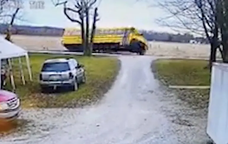 Schoolbus op zijn kant met 13 kinderen aan boord