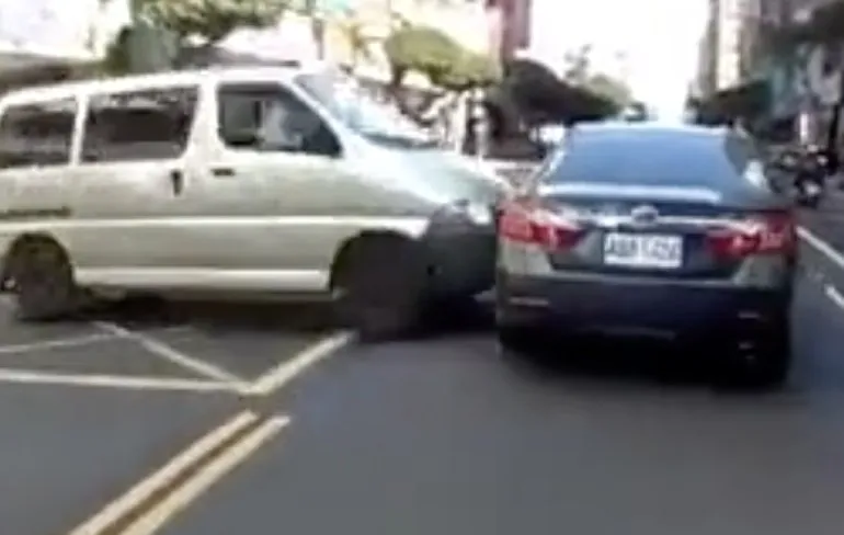 Wow, fietser heeft geluk en fiets pech