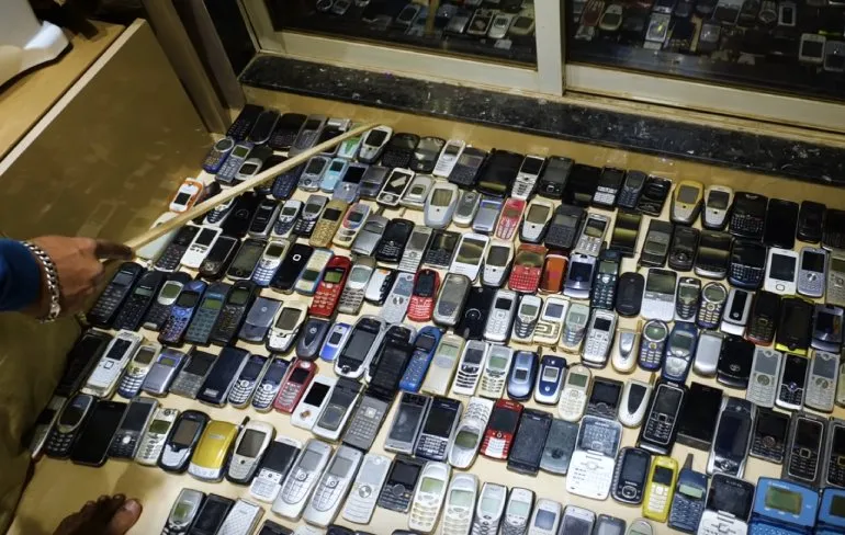Leuke hobby: 2371 telefoon in appartementje in India