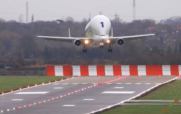 Puike crosswind landing voor Airbus Beluga