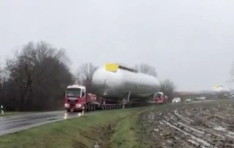 Gigantische silo bepaald eigen weg tijdens transport in Duitsland