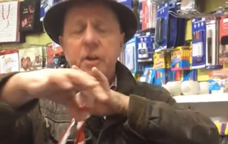 Brit heeft een alternatief voor tekort aan mondkapjes