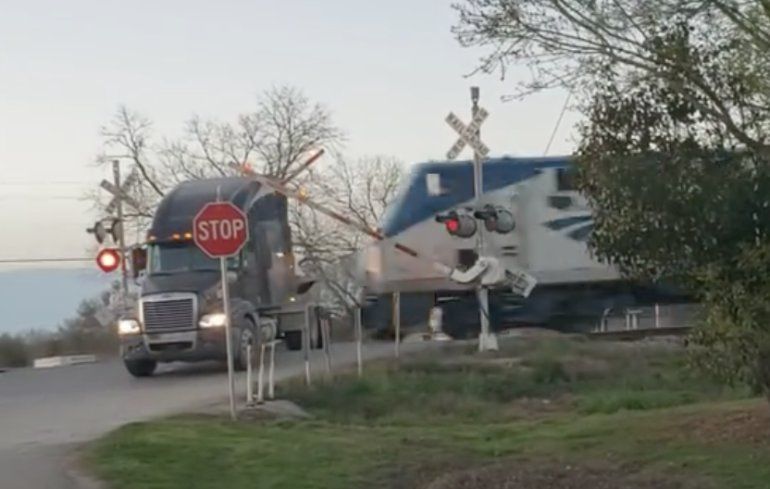 Vrachtwagen krijgt hele stevige kus van trein in Texas