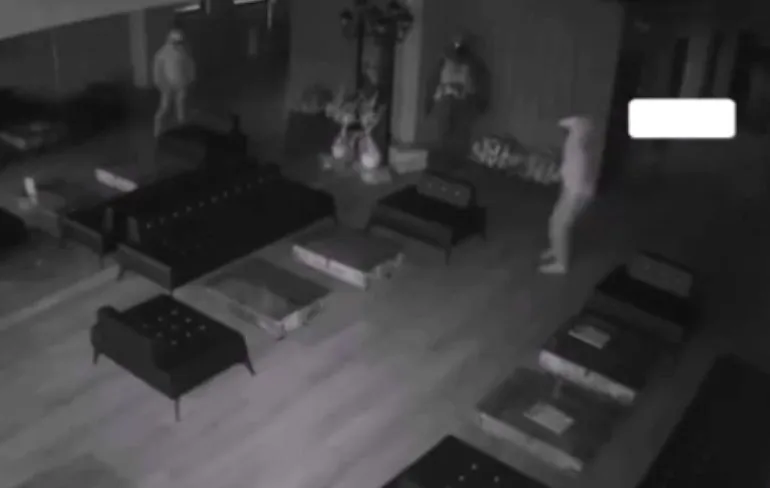 Inbreker schrikt van zichzelf en neemt de benen