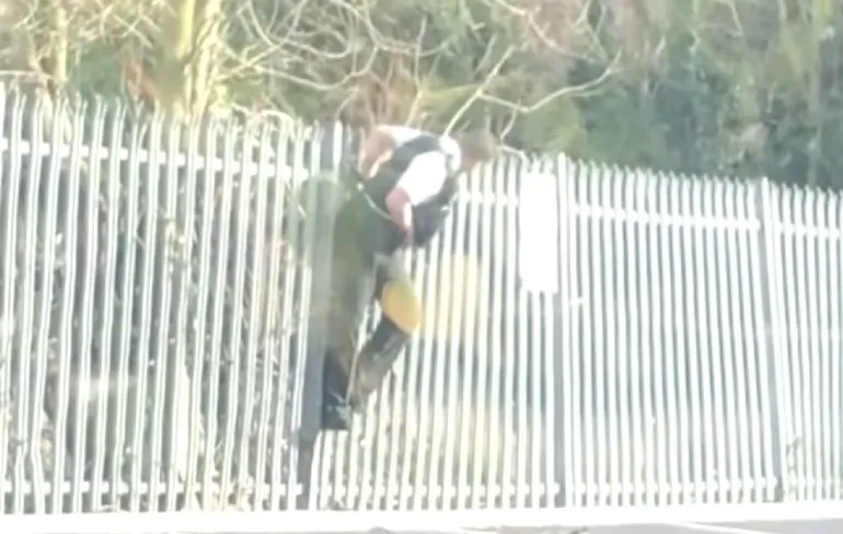 Ozzy Man giet zijn saus over politieagenten die niet zo lekker gaan