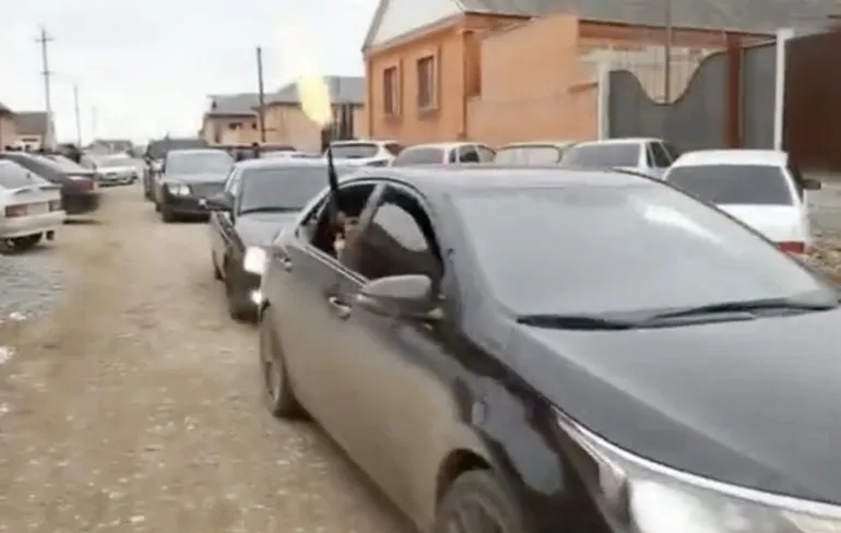 Bruiloftsfeest in Ingoesjetië doet wat stof opwaaien