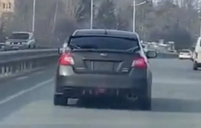 Sommige dingen verwacht je zelfs niet op de snelweg in Vladivostok