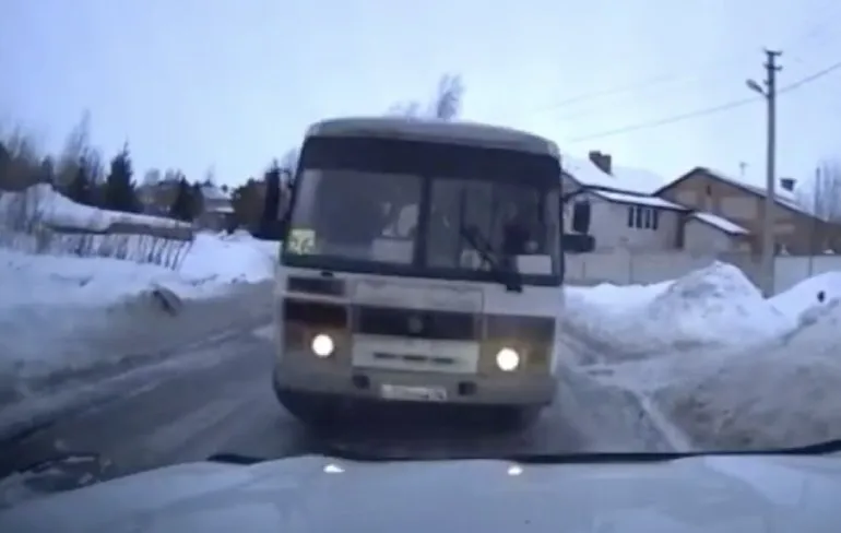 Een bus uit Kazachstan of een Lexus SUV