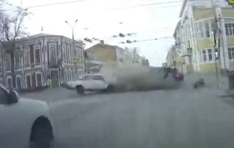 Lada deelt er even eentje uit aan RAV4