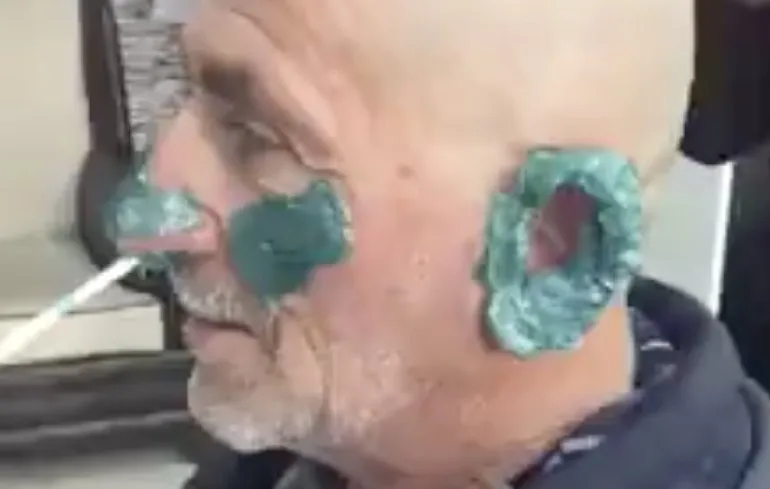 Man veranderd in luchtalarm tijdens wax sessie bij kapper