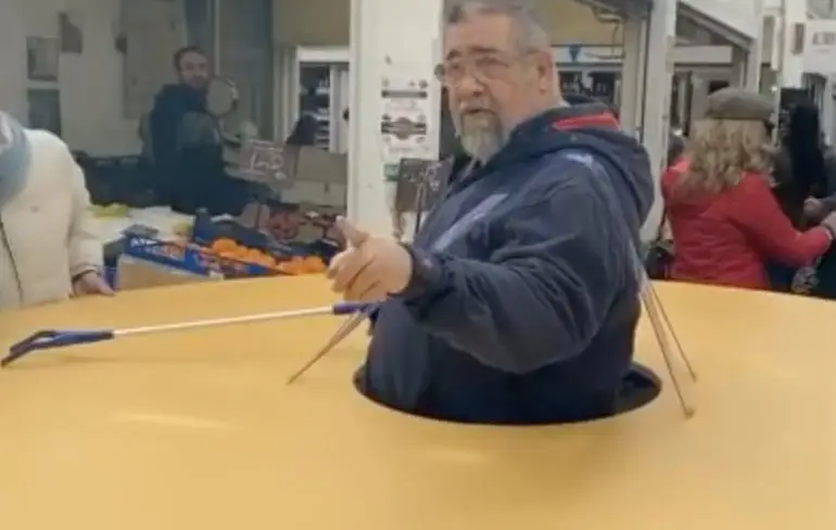 Italiaan heeft een grappige manier gevonden om mensen op afstand te houden