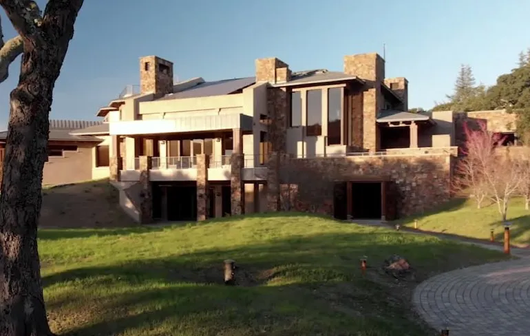 Lelijk huis vol leuk speelgoed voor slechts 53 miljoen dollar