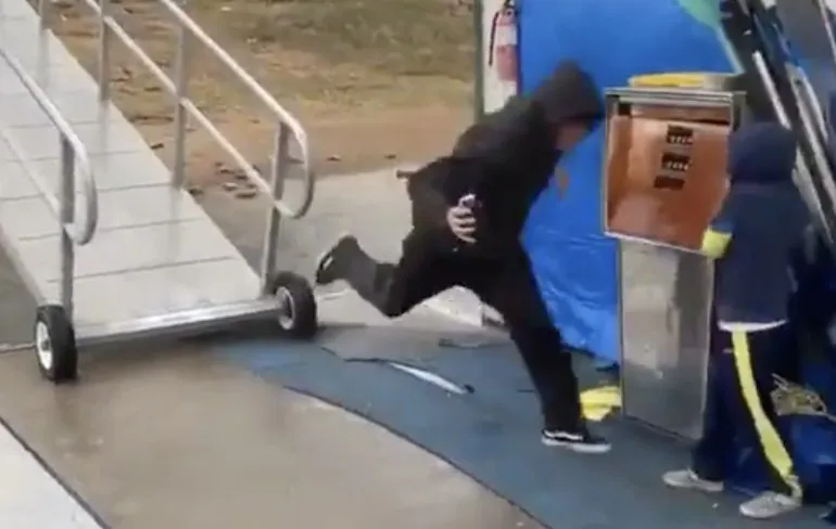 Gast geeft perfect commentaar tijdens zijn eigen faal actie