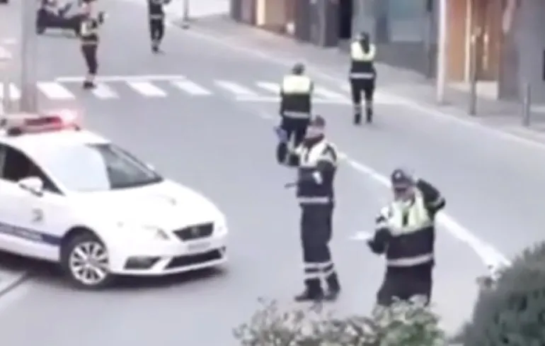 Politie vermaakt mensen tijdens lock-down in Andorra