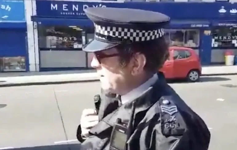 Engelse agent schrijft er een uit wegens krijt op de stoep