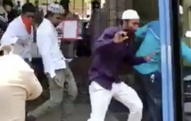 India deelt nog steeds liever klappen dan boetes uit